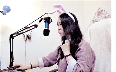 在一次直播中,小米戴上兔子頭飾,向網(wǎng)友賣萌