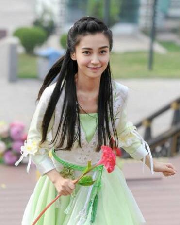 但是和倪妮站在一起，黑了一個色號，整個人都有點黯淡了。