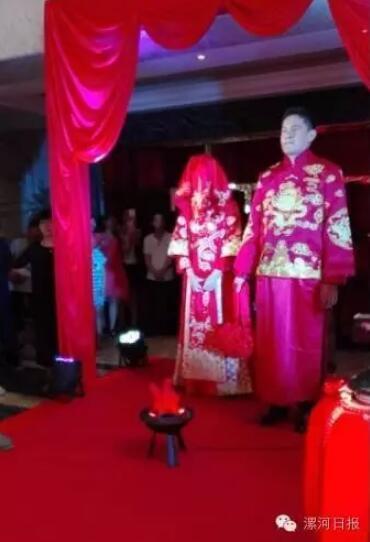 漯河姑娘與英國小伙辦中式婚禮 跨火盆跨馬鞍 漯河姑娘與英國小伙辦中式婚禮 跨火盆跨馬鞍