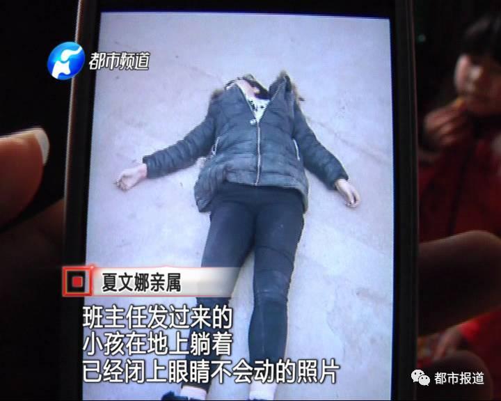 得知孩子沒去上學(xué)，家人擔(dān)心孩子發(fā)生意外，于是趕快報了警。讓人沒想到的是，剛報完警，家人收到了老師發(fā)來的照片。