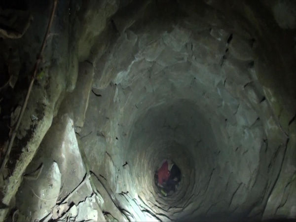 險！女子凌晨墜入15米深井 命懸一線