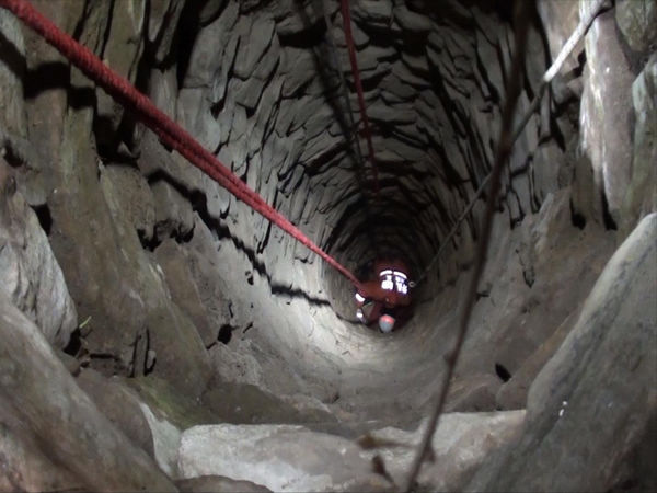 險！女子凌晨墜入15米深井 命懸一線