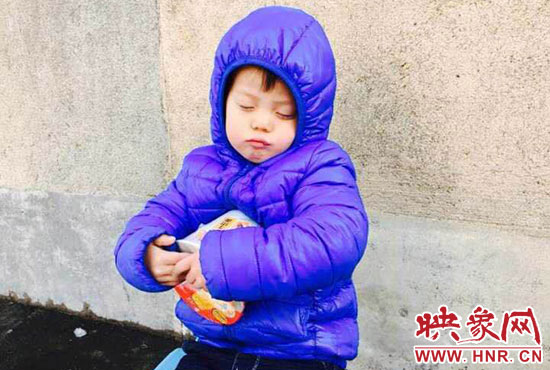 5歲娃冰天雪地睡著。