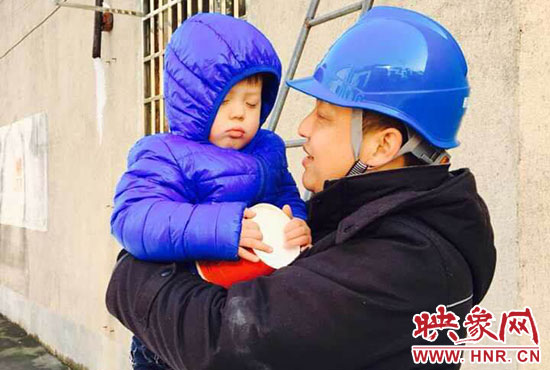 電工抱起孩子時，孩子還在睡。