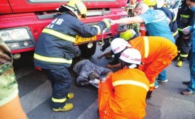 洛陽街頭發(fā)生感人一幕 六旬老人車輪下奇跡生還