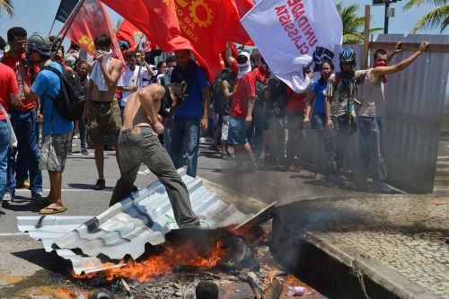 當(dāng)?shù)貢r間10月21日，巴西里約熱內(nèi)盧近海一座油田舉行開采權(quán)競標(biāo)，引發(fā)示威者抗議，與負(fù)責(zé)安保的大量配槍巡邏士兵發(fā)生沖突。 CFP