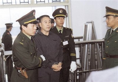 2000年9月30日，河南商丘，胡萬林被法警押上法庭。