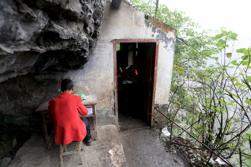 左邊是絕壁，右邊是懸崖，這樣一個讓人“倒吸涼氣”的地方，卻是袁老師的“辦公室”。