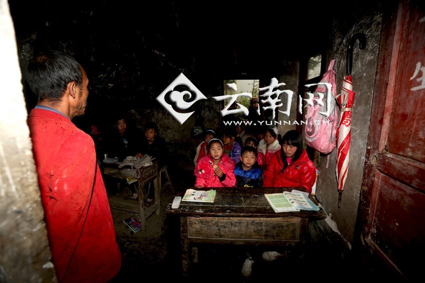 小學(xué)里只有兩個班，大點的孩子無法升入高年級，只得從一年級再讀起，就像復(fù)讀機。