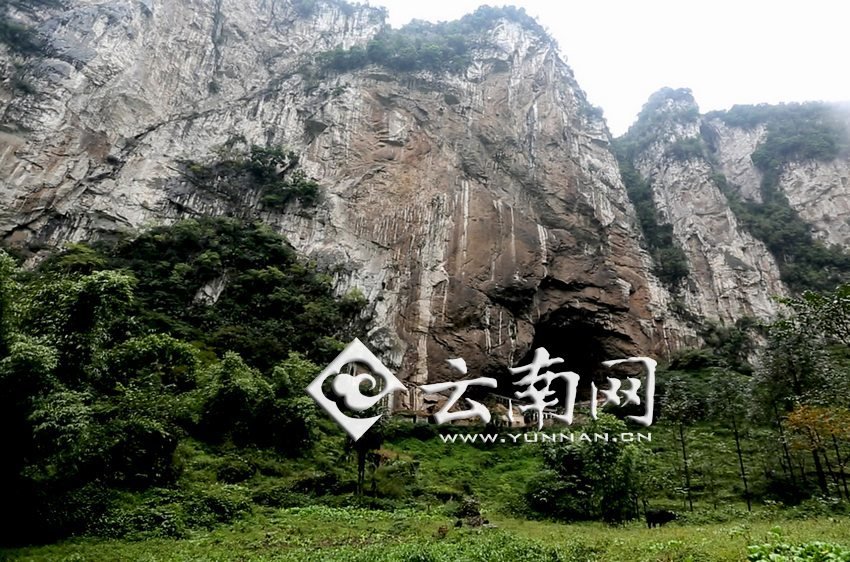 大鍋圈小學(xué)就建在這樣一個懸崖絕壁邊上。