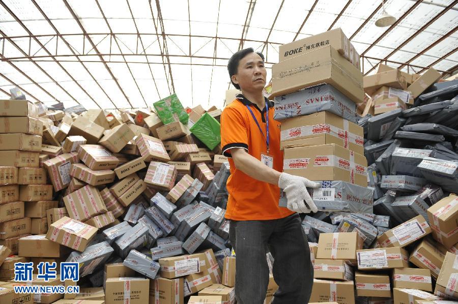 　11月11日，在圓通公司廣州一處分揀站，工作人員加緊處理堆積如山的快件。