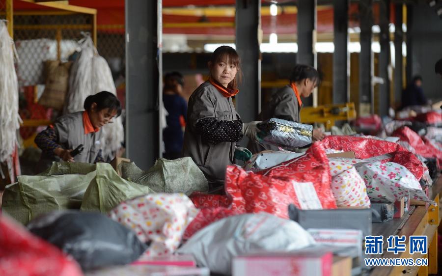 11月11日，一家快遞公司的工作人員正在分揀快件。