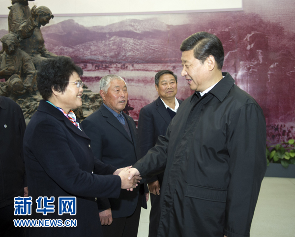 25日上午，習(xí)近平在臨沂華東革命烈士陵園參觀沂蒙精神展并會見當(dāng)?shù)叵冗M模范和當(dāng)年支前模范后代代表。