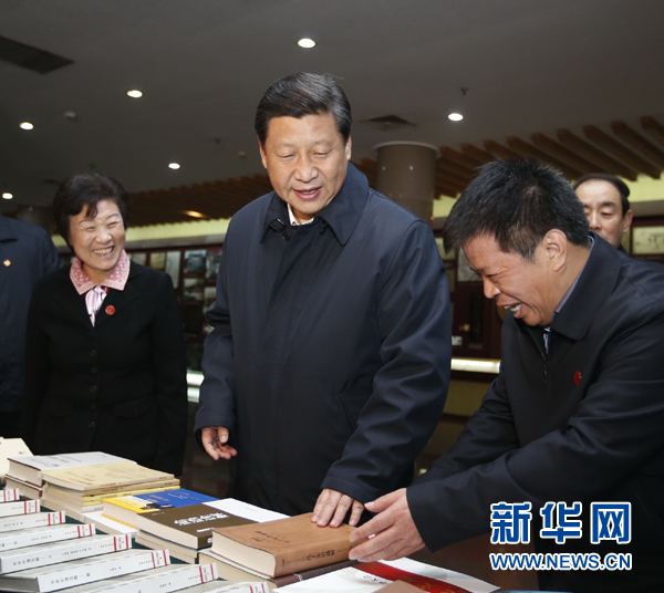 26日上午，習(xí)近平在孔子研究院參觀考察。新華社記者鞠鵬 攝