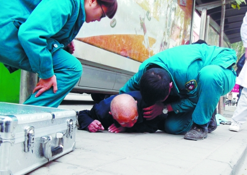 鄭州老人倒地?zé)o人敢扶 多人守候等救護(hù)車(chē) 鄭州老人倒地?zé)o人敢扶 多人守候等救護(hù)車(chē)