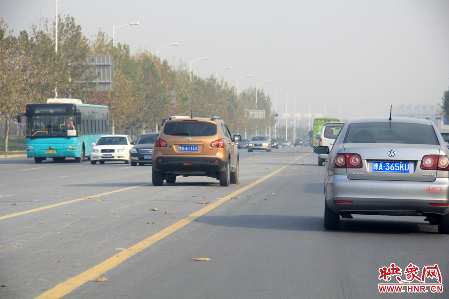 獨(dú)家:記者走訪鄭開大道 已放置數(shù)百個(gè)水泥隔離樁 獨(dú)家:記者走訪鄭開大道 已放置數(shù)百個(gè)水泥隔離樁