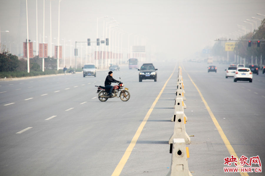 獨(dú)家:記者走訪鄭開大道 已放置數(shù)百個(gè)水泥隔離樁 獨(dú)家:記者走訪鄭開大道 已放置數(shù)百個(gè)水泥隔離樁