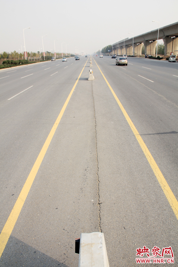 獨(dú)家:記者走訪鄭開大道 已放置數(shù)百個(gè)水泥隔離樁 獨(dú)家:記者走訪鄭開大道 已放置數(shù)百個(gè)水泥隔離樁