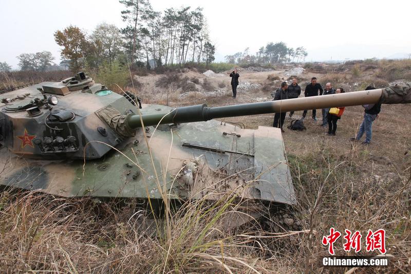 12月4日，浙江臺州，人們在坦克前圍觀。