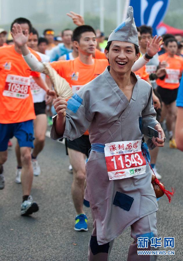 12月8日，一名選手身著“濟(jì)公”服裝參加比賽。