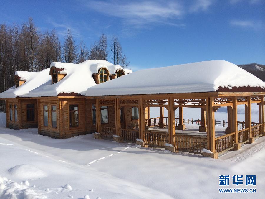 圖為穗豐園里的實(shí)木亭子（2013年12月8日攝）。