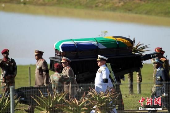 圖為南非海、陸、空三軍首腦為曼德拉護(hù)靈。宋方燦 攝