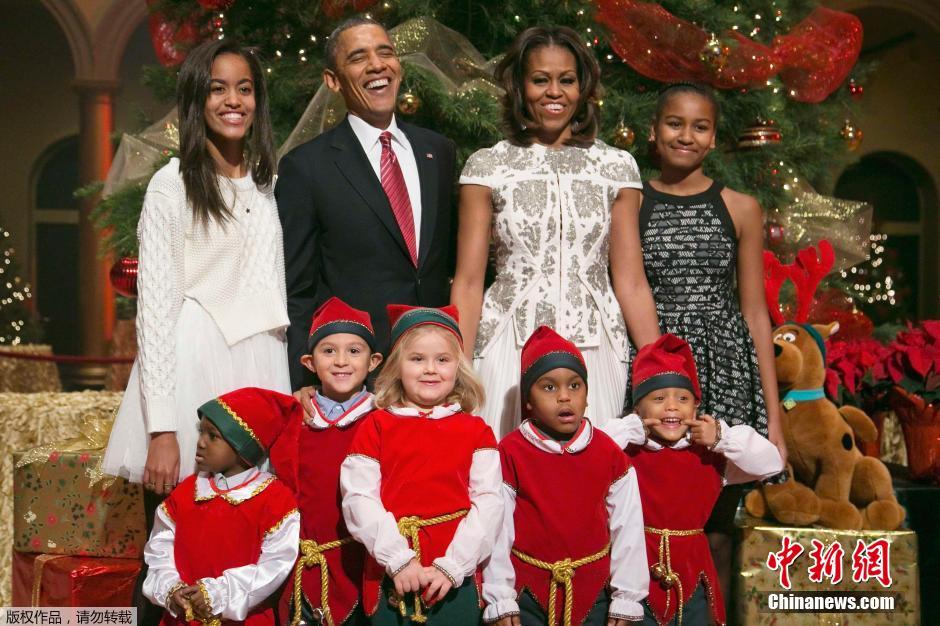 奧巴馬全家錄制圣誕節(jié)目 與“小矮人”互動其樂融融 奧巴馬全家錄制圣誕節(jié)目 與“小矮人”互動其樂融融
