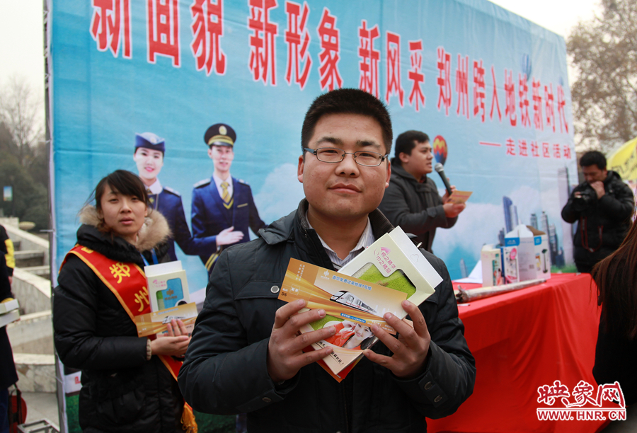 活動中獲獎(jiǎng)?wù)哒故惊?jiǎng)品