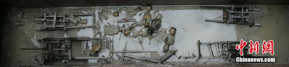 圖為考古現(xiàn)場發(fā)現(xiàn)保存完整的織機模型。