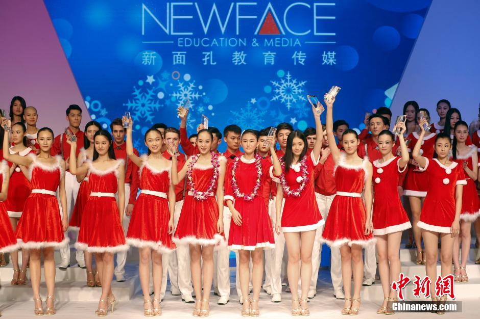 新面孔中國模特大賽總決賽 選手戴口罩呼喚環(huán)保 新面孔中國模特大賽總決賽 選手戴口罩呼喚環(huán)保