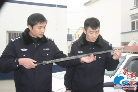 南京挖出一米長(zhǎng)古劍:仍然鋒利 彎曲自如(圖) 南京挖出一米長(zhǎng)古劍:仍然鋒利 彎曲自如(圖)