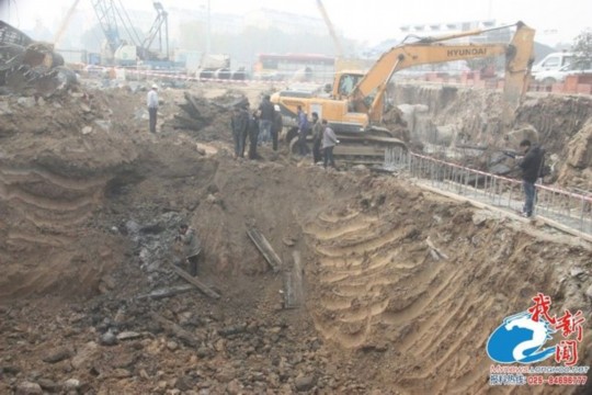 南京挖出一米長(zhǎng)古劍:仍然鋒利 彎曲自如(圖) 南京挖出一米長(zhǎng)古劍:仍然鋒利 彎曲自如(圖)