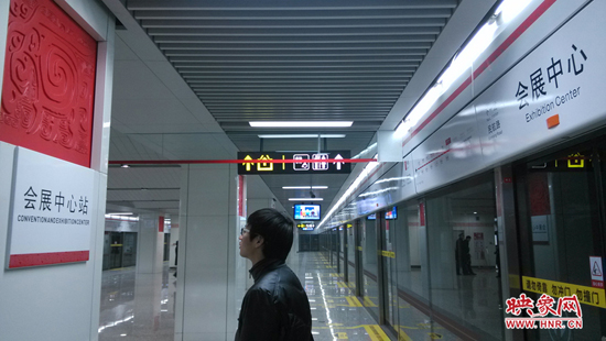 會展中心站，兩塊牌子的站點名稱英文翻譯也不相同