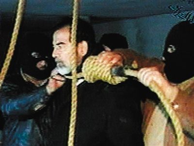 警衛(wèi)給薩達(dá)姆套上絞刑工具。 警衛(wèi)給薩達(dá)姆套上絞刑工具。