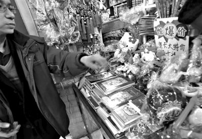 12月27日，世紀(jì)天鼎購(gòu)物廣場(chǎng)的一位商戶表示，今年的賀卡明顯沒有前幾年好賣。新京報(bào)記者 王貴彬 攝