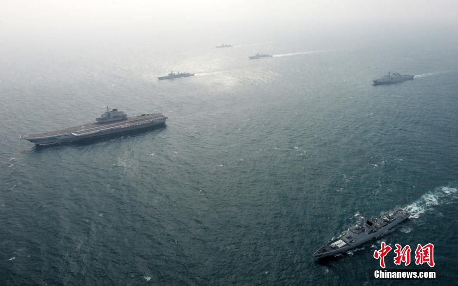 圖為遼寧艦與水面艦艇進(jìn)行協(xié)同訓(xùn)練。中新社發(fā) 胡鍇冰 攝