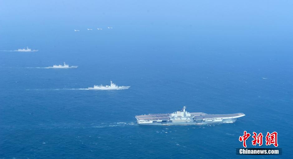 圖為遼寧艦與水面艦艇、飛機(jī)進(jìn)行協(xié)同訓(xùn)練。中新社發(fā) 胡鍇冰 攝