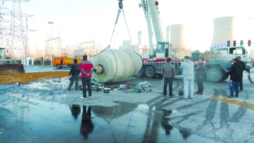 天還沒(méi)亮透 倆大罐車(chē)撞在了一起 天還沒(méi)亮透 倆大罐車(chē)撞在了一起