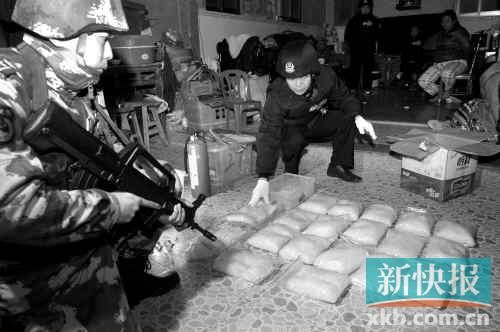 警方在村民家中搜獲大量冰毒。