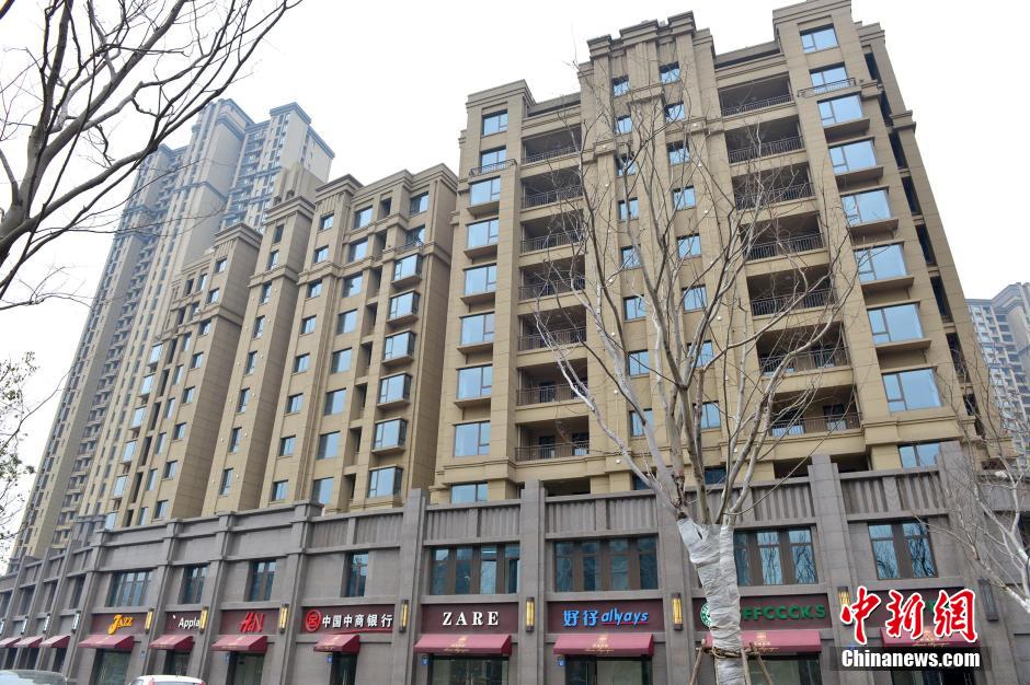 “知名大牌”集結(jié)無錫某樓盤商業(yè)街 細(xì)看全是“李鬼” “知名大牌”集結(jié)無錫某樓盤商業(yè)街 細(xì)看全是“李鬼”