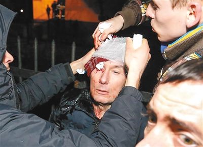 11日，基輔，遇襲受傷的反對(duì)派領(lǐng)導(dǎo)人盧岑科接受簡(jiǎn)單救護(hù)。