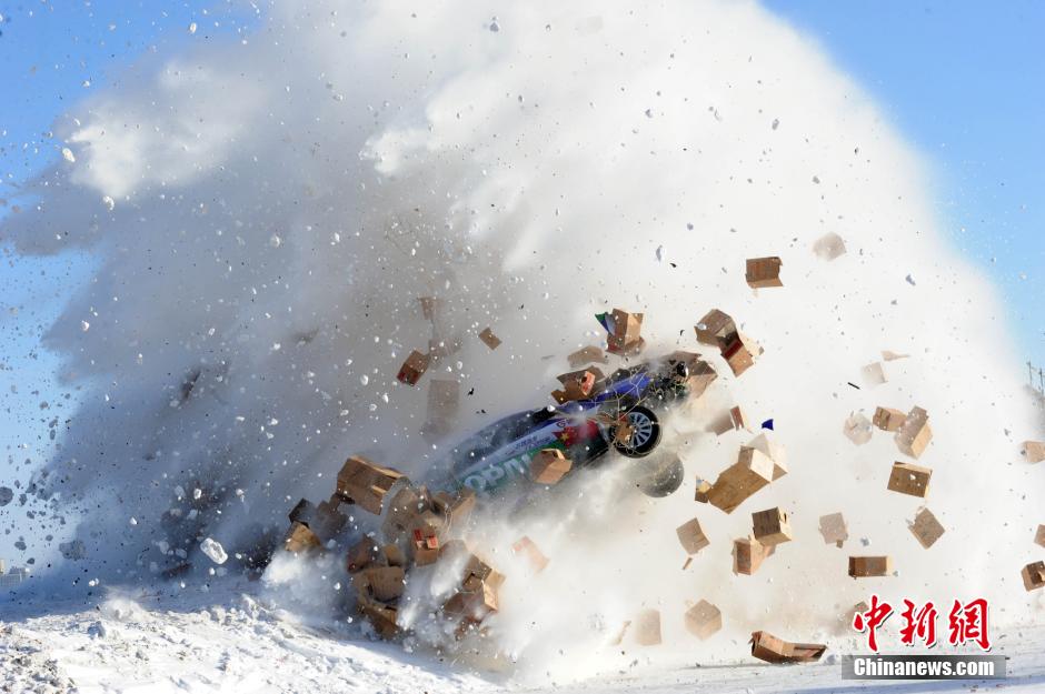 圖為：謝雨均駕駛賽車在黑龍江黑河段飛越冰河。中新社發(fā) 邱齊龍 攝
