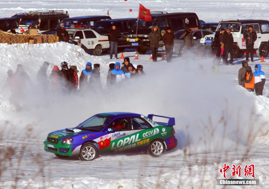 圖為參加“飛越冰河”大型體育極限運(yùn)動挑戰(zhàn)賽事的選手在冰封的黑龍江上進(jìn)行冰雪飛車漂移。中新社發(fā) 邱齊龍