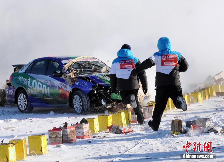 謝雨均駕駛賽車在黑龍江黑河段飛越冰河。中新社發(fā) 邱齊龍 攝