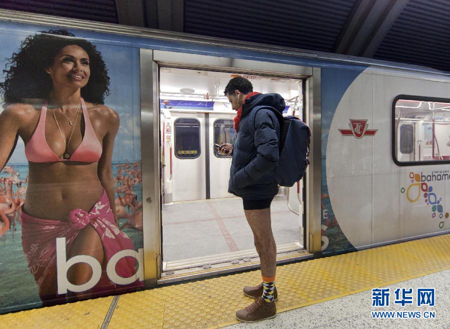 1月12日，在加拿大多倫多，一名只穿著內(nèi)褲的男子在車站等候地鐵。