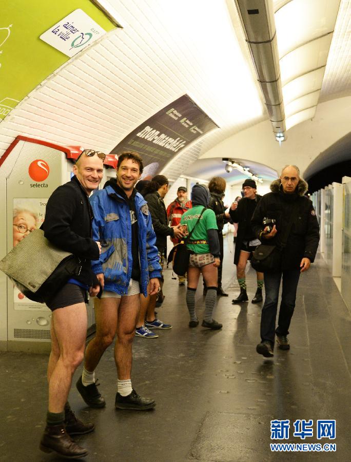 1月12日，在橫貫巴黎東西部的1號(hào)線地鐵車廂里，乘客只穿一條內(nèi)褲搭乘地鐵。