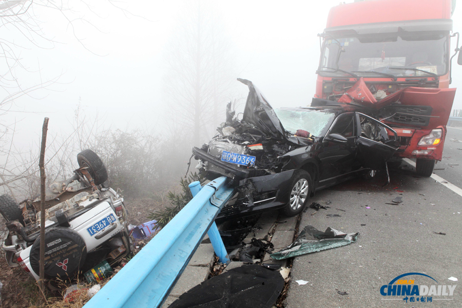 事故現(xiàn)場?；荼?攝