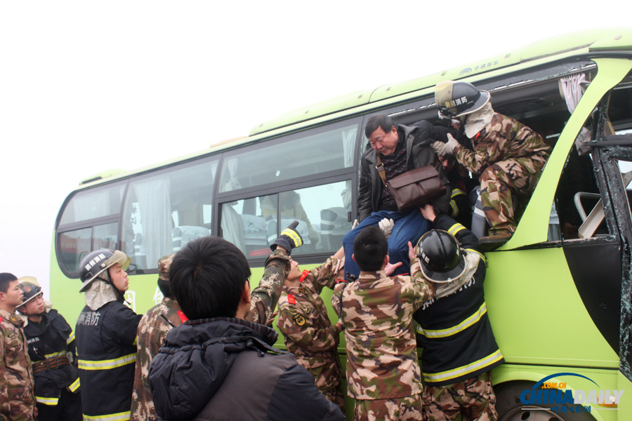 消防人員現(xiàn)場施救?；荼?攝