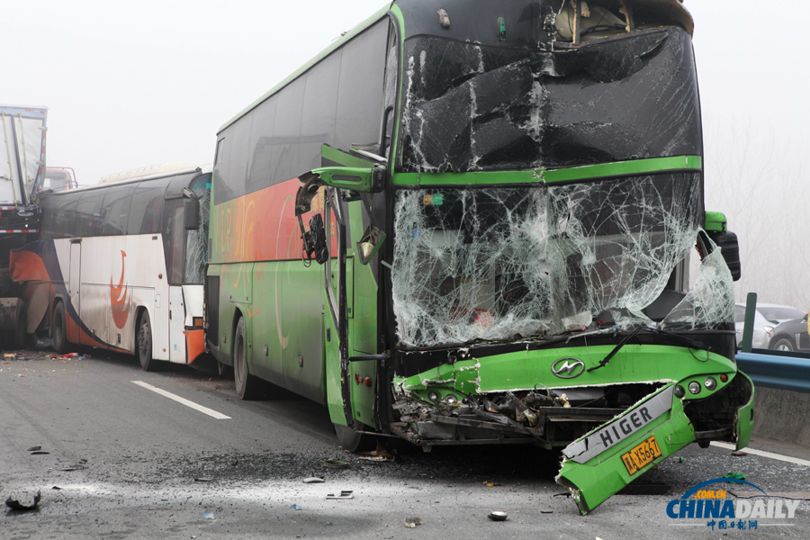 車禍救援現(xiàn)場。惠斌 攝