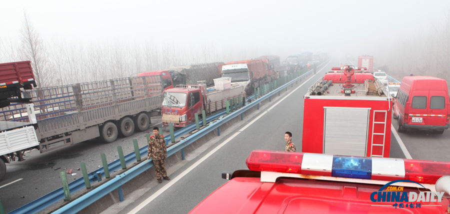 消防人員抵達(dá)事故現(xiàn)場。惠斌 攝